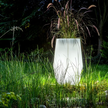 Podświetlan donica Bari wysokości 71 cm aranżacja w ogrodzie