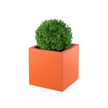 Kwadratowa donica Pixel Pot koloru pomarańczowego o wysokości 50 cm w aranżacji z rośliną na taras