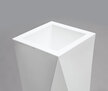 Krystaliczne, białe donice Nevis o oryginalnym, geometrycznym kształcie oraz prostej, surowej formie.
