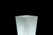 Świecące donice Rossa w barwie zimnej mlecznej bieli o designerskich, geometrycznych kształtach.